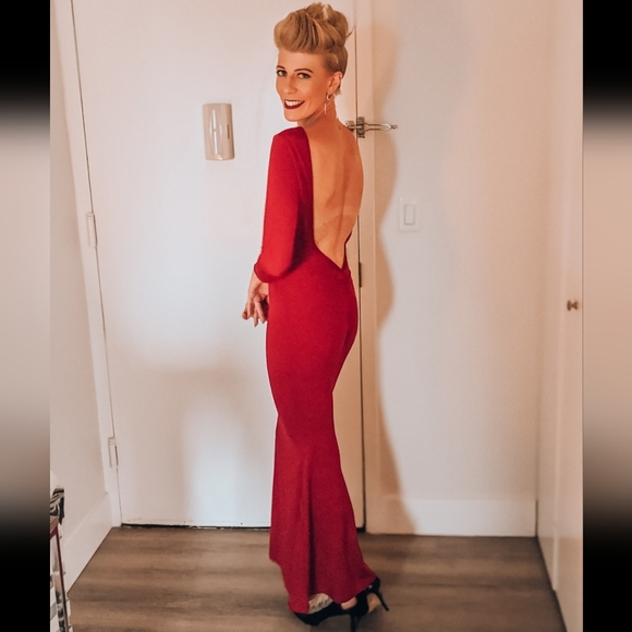 Dresses & Skirts - Elegant Red Backless Evening Gown